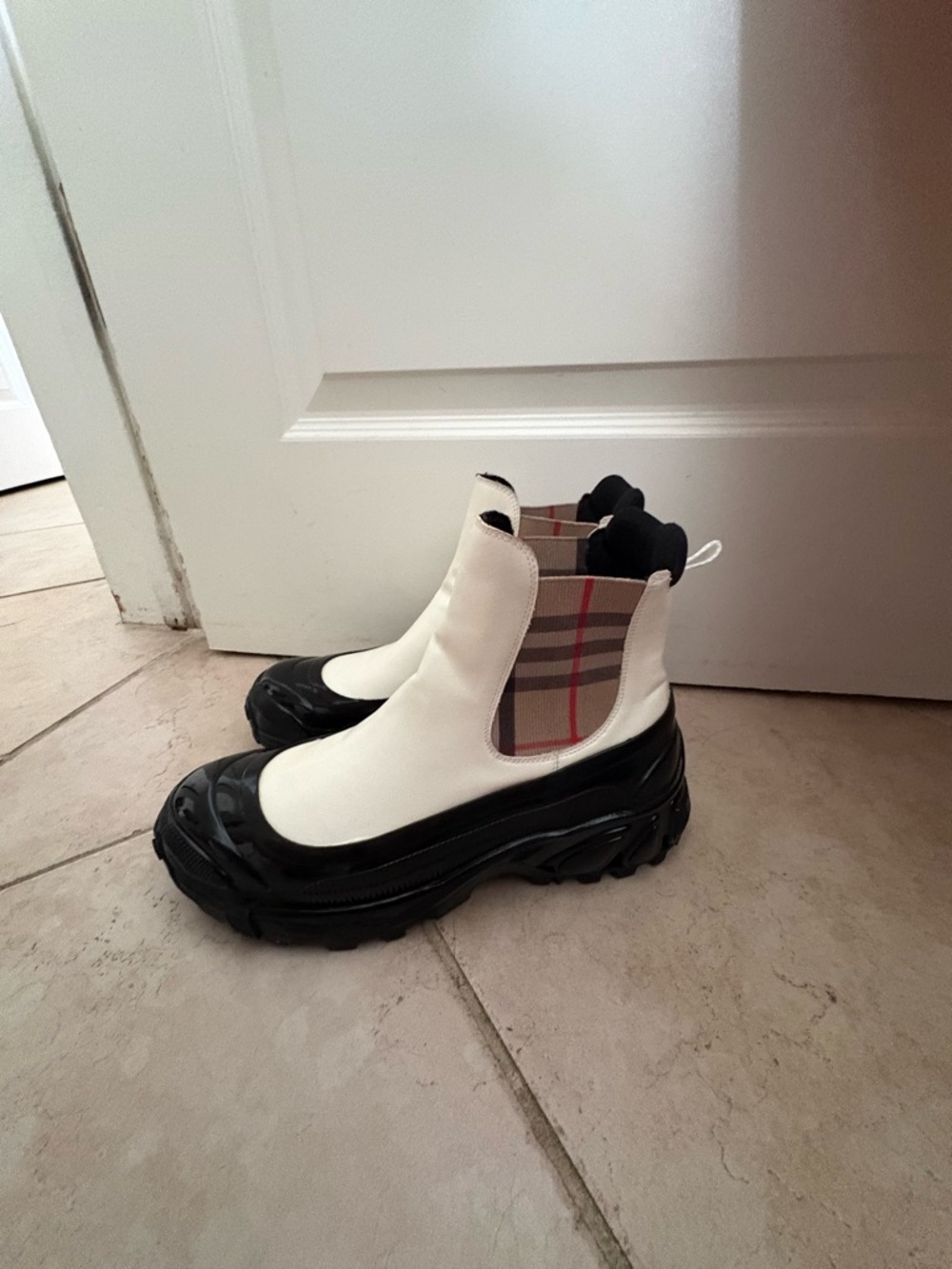 Burberry Rain/Snow boots - Picture 6 of 14